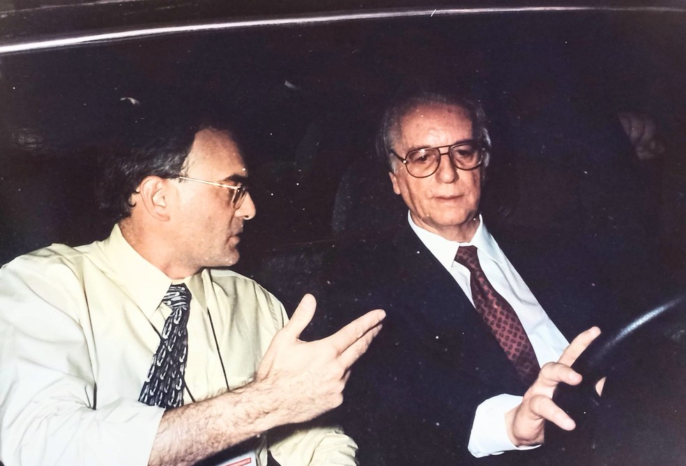 Eduardo Gurgel (esq.) detalha o Vega ao presidente Itamar Franco durante o Salão — Foto: Acervo/Museu da Imprensa Automotiva
