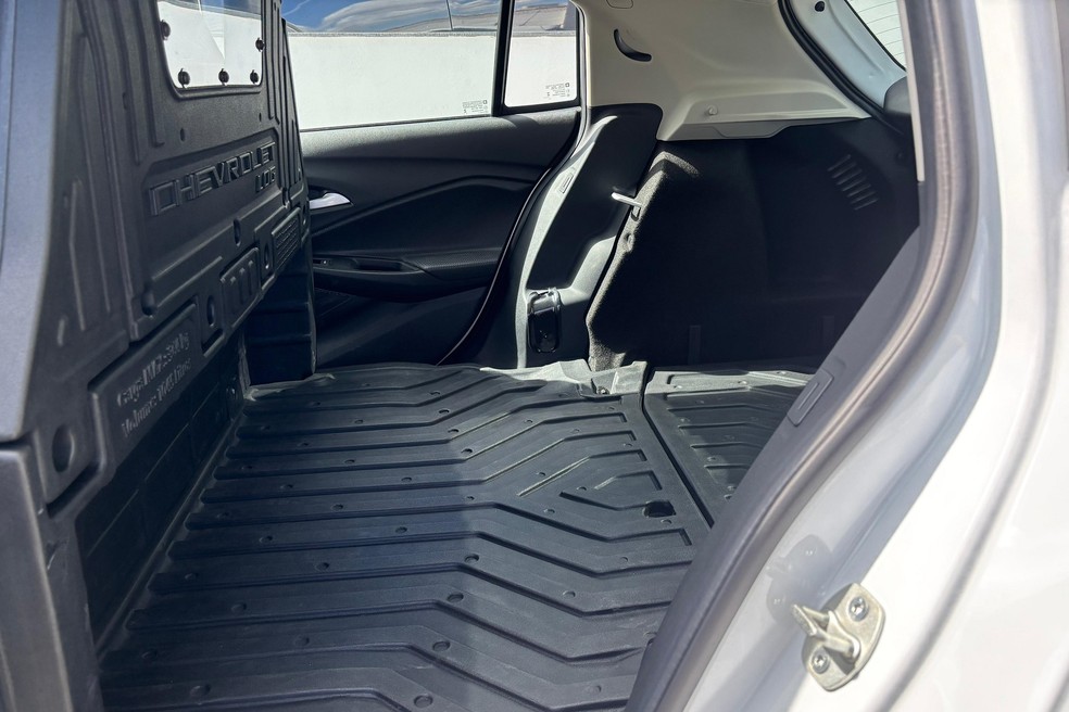 Acesso também é feito pelas portas laterais, no caso de cargas menores — Foto: Marlos Ney Vidal/Autos Segredos