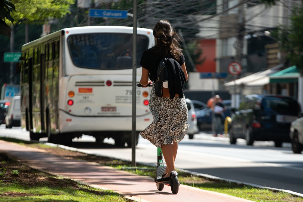 Patinetes elétricos podem rodar em ciclovias, ciclofaixas e calçadas, mas com velocidade limitada — Foto: Marcelo Brandt/G1