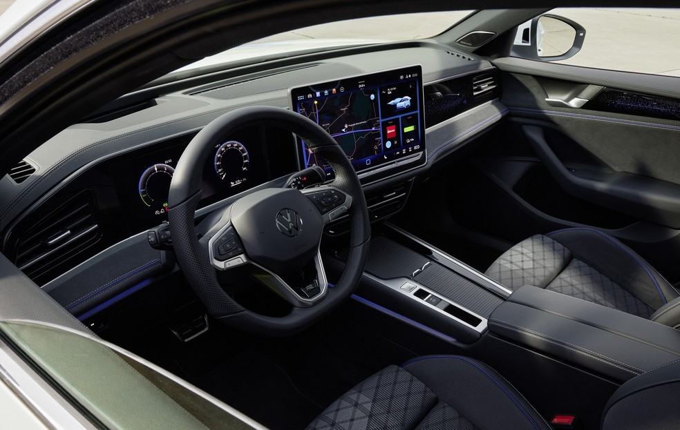 VW Passat Variant e-Hybrid R-Line tem central multimídia com tela de nada menos que 15 polegadas — Foto: Divulgação