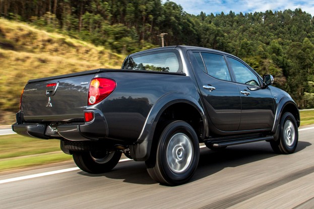 Mitsubishi L200 Triton HLS Chrome Edition 2015 - diagonal traseira
