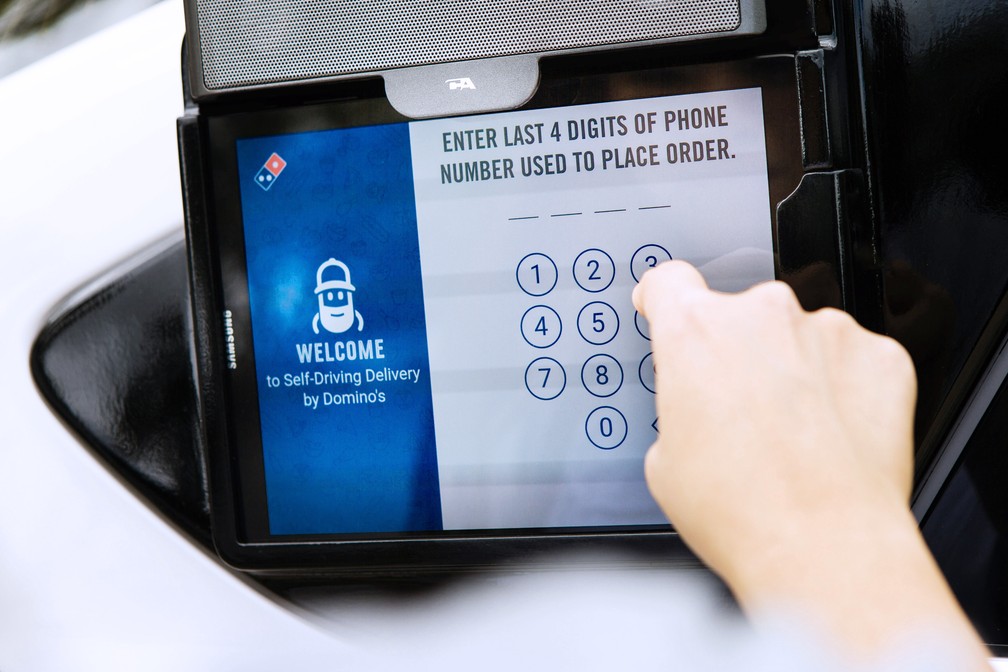 Para retirar a pizza do carro é preciso digitar parte do número de telefone e uma senha — Foto: Divulgação