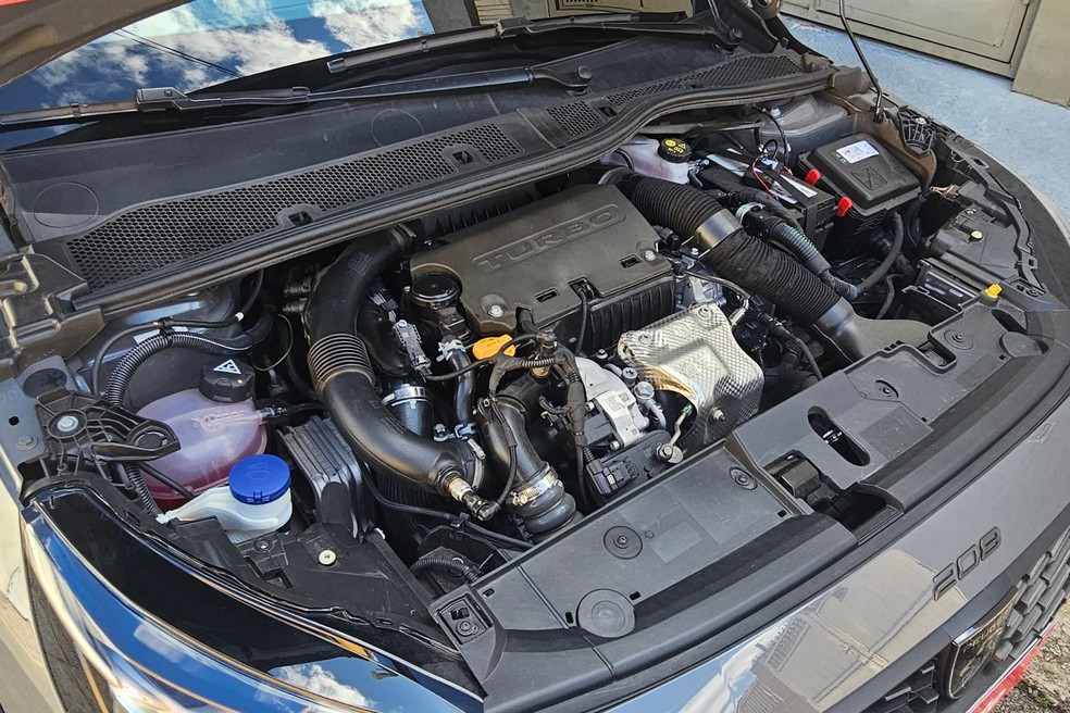 Peugeot 208 GT 2025 com motor turbo entrega boas respostas de desempenho e é justo para o hatch compacto  — Foto: Jady Peroni/Auto News Brasil