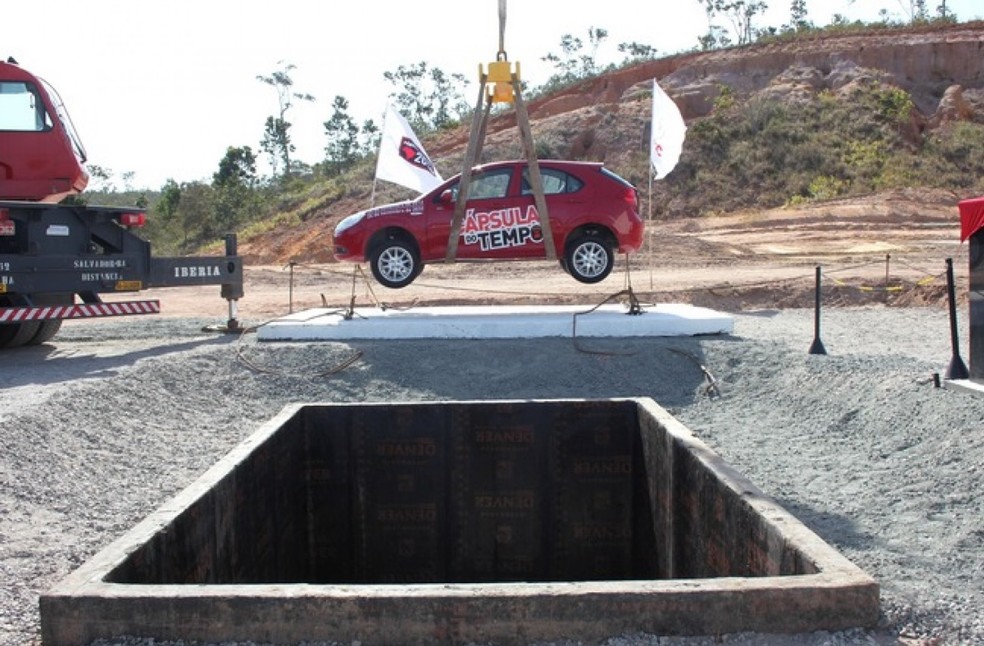 Foi construído uma espécie de “porão”, inteiro em cimento, com uma área um tanto maior que a do carro que ali iria — Foto: Lucca Mendonça