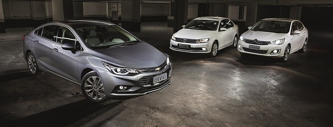 Chevrolet Cruze (esq.), Volkswagen Jetta (meio) e Citroën C4 Lounge