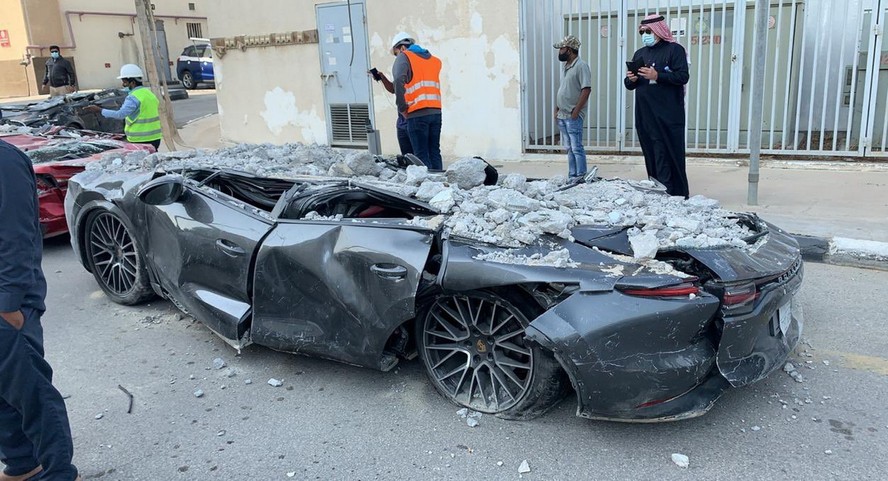 Carro amassado pela queda de estacionamento na Arábia Saudita
