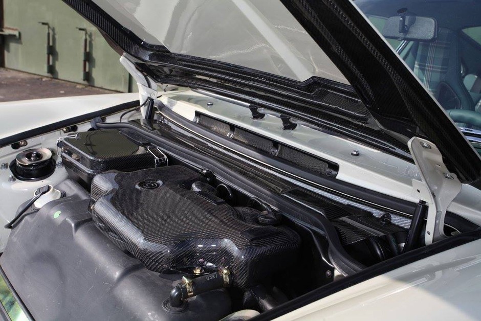 Capô aberto do Porsche 911 (1972) by Kaege