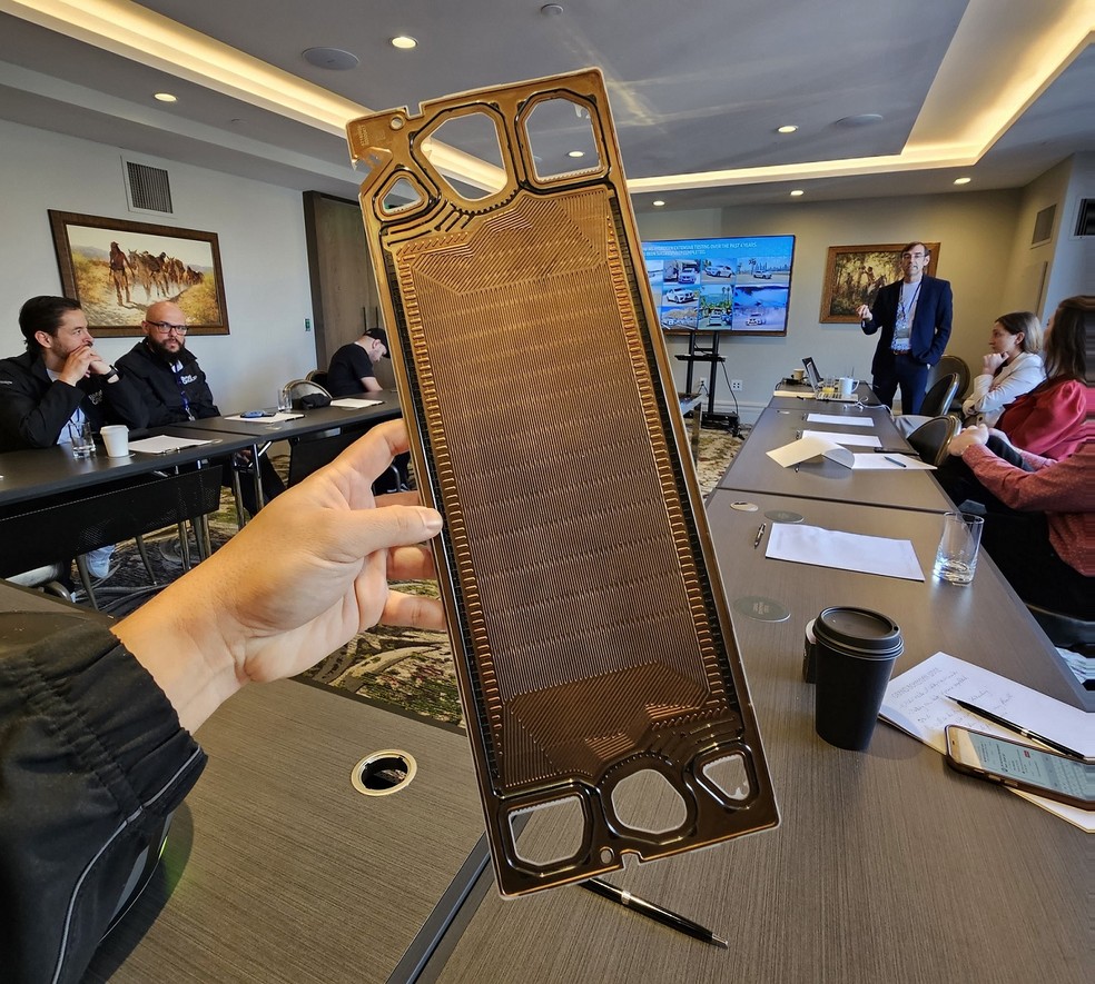 Uma das membranas que formam o conjunto da célula de combustível - equipamento é fornecido pela Toyota — Foto: Ulisses Cavalcante