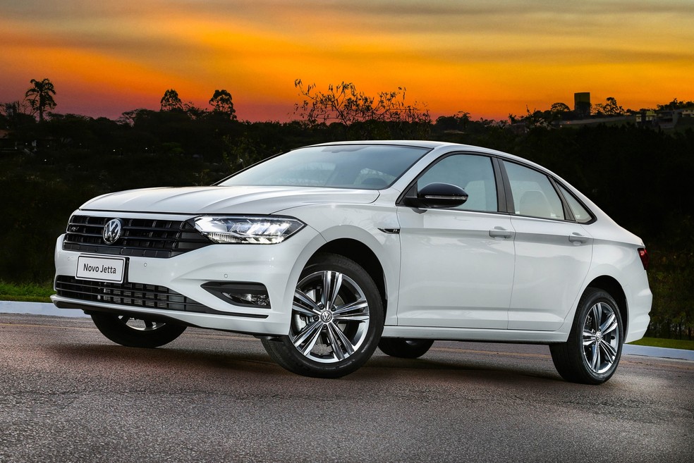 O Volkswagen Jetta R-Line acelera de 0 a 100 km/h ocorre em cerca de 8,6 segundos. — Foto: Divulgação/Volkswagen