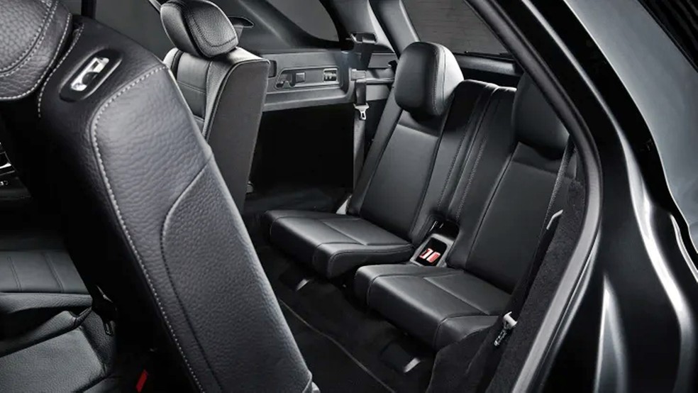 Mercedes-AMG GLE 53 comporta até sete pessoas com uma fileira extra no porta-malas — Foto: Divulgação