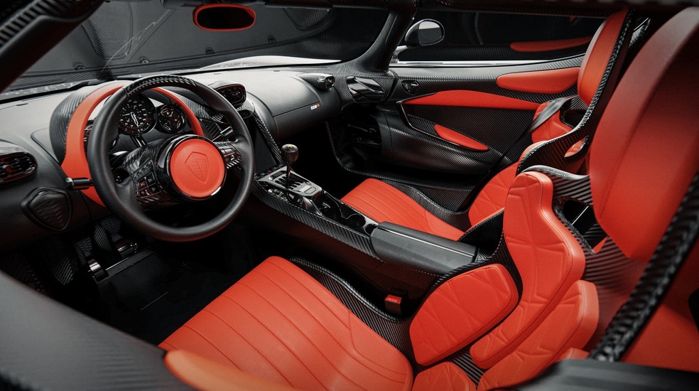 Painel do Koenigsegg CC850 tem medidores analógicos — Foto: Divulgação