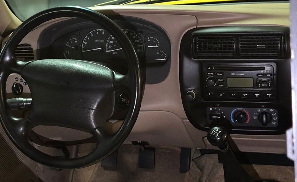 Cabine da Ford Ranger Splash 1995 possui sistema de som com conexão bluetooth e ar-condicionado; acabamento do painel e bancos é na cor caramelo  — Foto: Reprodução/Loja 911 Collection
