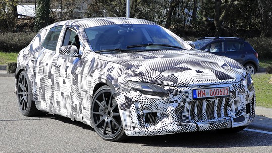 SUV da Ferrari é flagrado com motor V12 para passar dos 300 km/h