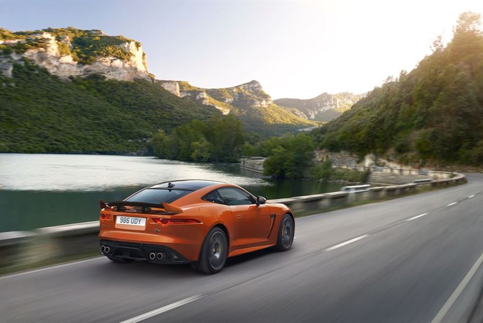 Jaguar F-Type SVR cupê