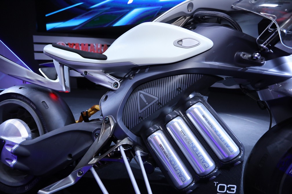 Detalhe das baterias da Motoroid, que ajudam no equilíbrio da máquina. — Foto: Fabio Tito/G1