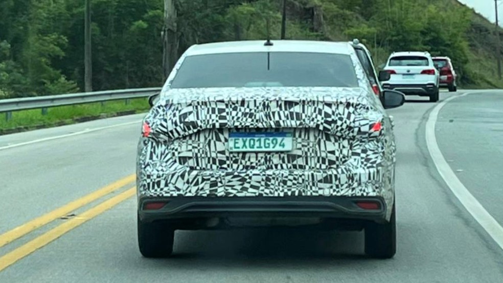 Na traseira, o sedã ganha um novo para-choque e as lanternas terão um novo desenho interno — Foto: Auto News Brasil