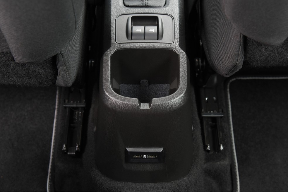 Botões de comando dos vidros elétricos do Citroën C3 seguem no console — Foto: Murilo Góes/Auto News Brasil