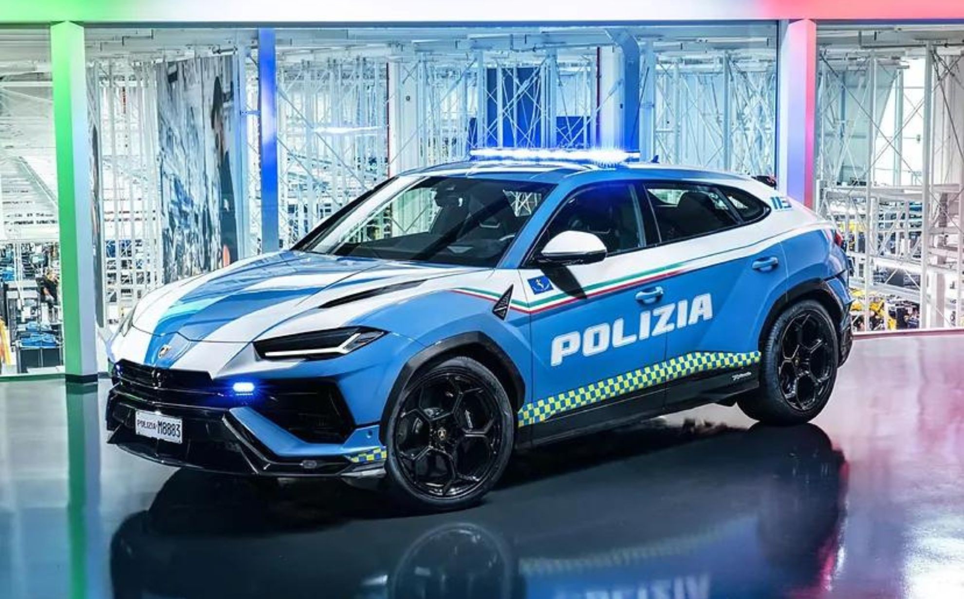 Lamborghini que chega a 300 km/h vira carro de polícia na Itália