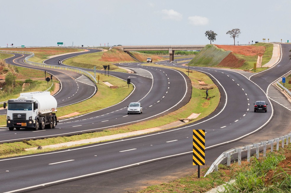 Em rodovias de pista dupla sem sinalização, velocidade máxima será de 100 km/h para carros, motos e caminhonetas — Foto: Divulgação 