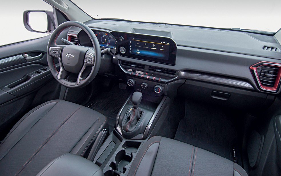Acabamento é inferior ao da Ranger, mas supera o da Hilux — Foto: Divulgação