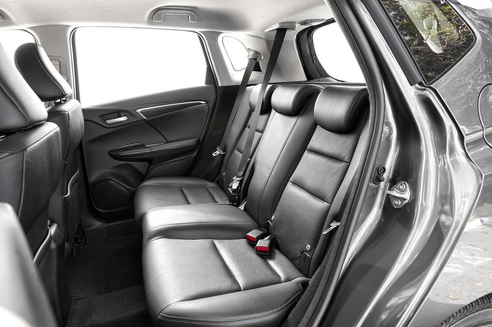 Fit tem mais espaço vertical e bancos retráteis (Foto: Leo Sposito/Auto News Brasil) — Foto: Auto Esporte