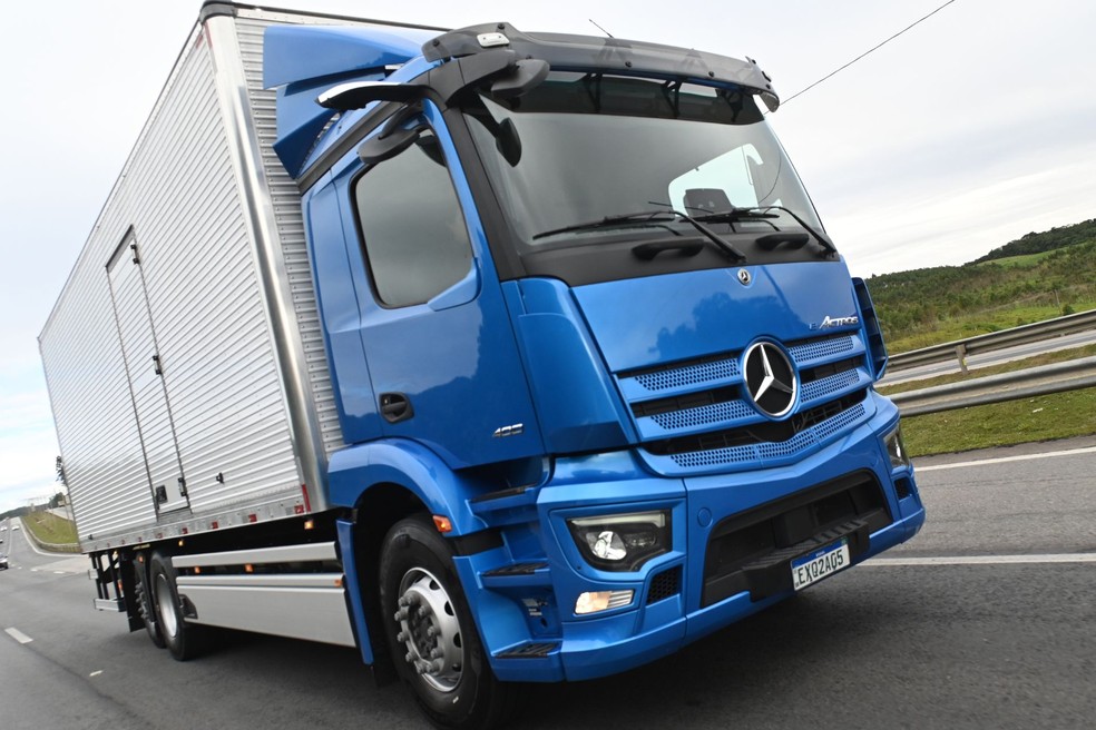 Mercedes-Benz e-Actros 400 é um caminhão elétrico com três eixos pensado para percorrer pequenas disâncias — Foto: Divulgação/Fernando Favoretto