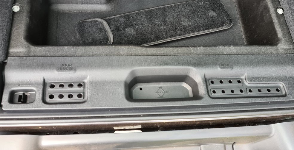 Nichos no porta-malas recebem os parafusos removidos para tirar teto, portas e dobrar o para-brisas — Foto: Rodrigo Ribeiro/Auto News Brasil