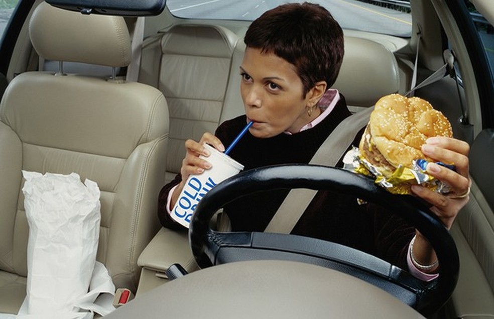Motorista comendo ao volante (Foto: Divulgação) — Foto: Auto Esporte