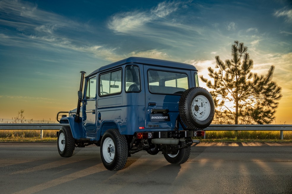 Toyota Bandeirante 2001 tem a carroceria na cor Azul Pacém — Foto: Renato Durães