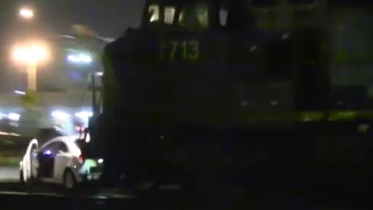 Vídeo: Civic é atingido por trem... e sai andando normalmente