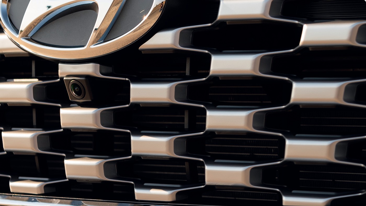 Hyundai Creta Ultimate 2022 - O sistema de visão 360º combina a imagem das quatro câmeras espalhadas pela carroceria, até de uma que fica quase escondida logo abaixo do logotipo na grade do radiador — Foto: Bruno Guerreiro