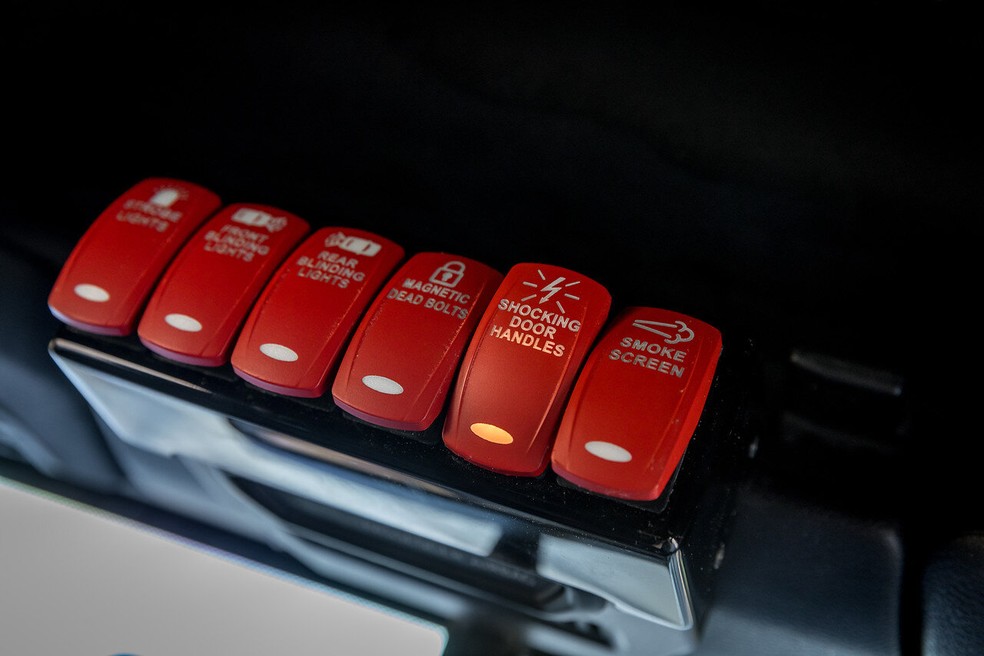 A sequência de botões que ativam todos os recursos de segurança da picape blindada — Foto: Divulgação