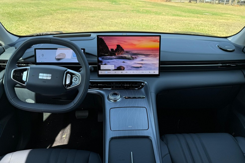 Geely EX5 tem multimídia de 15,4 polegadas em todas as versões — Foto: Cauê Lira/Auto News Brasil