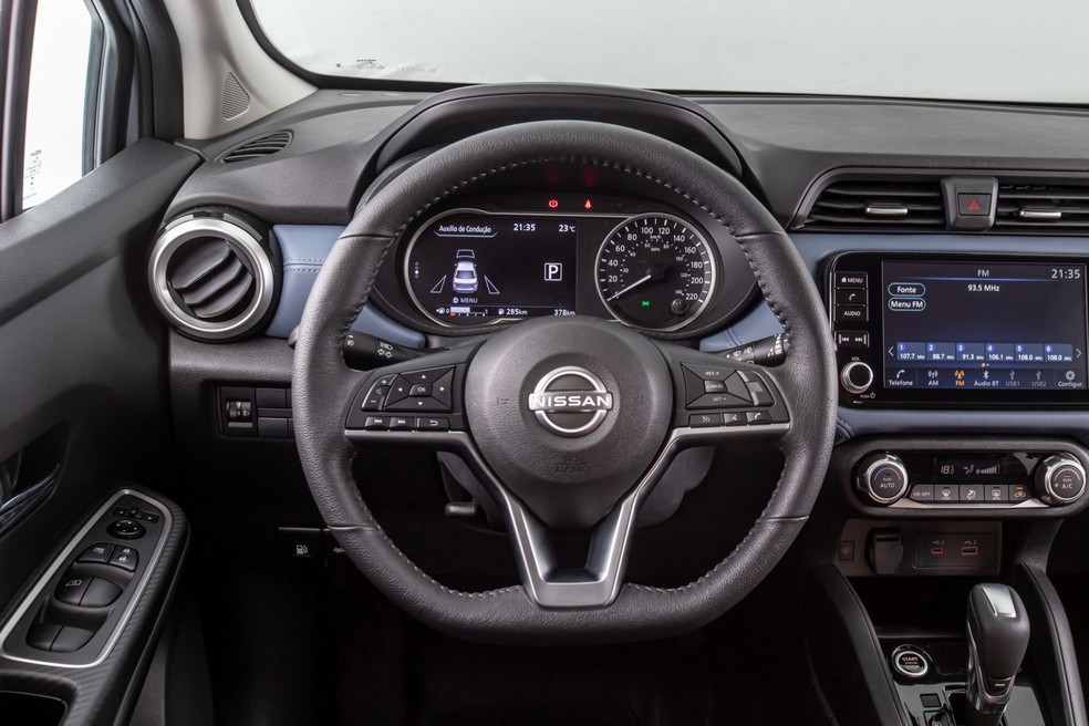 Todas as versões do Nissan Versa são equipadas com central multimídia com tela de 7 polegadas — Foto: Divulgação