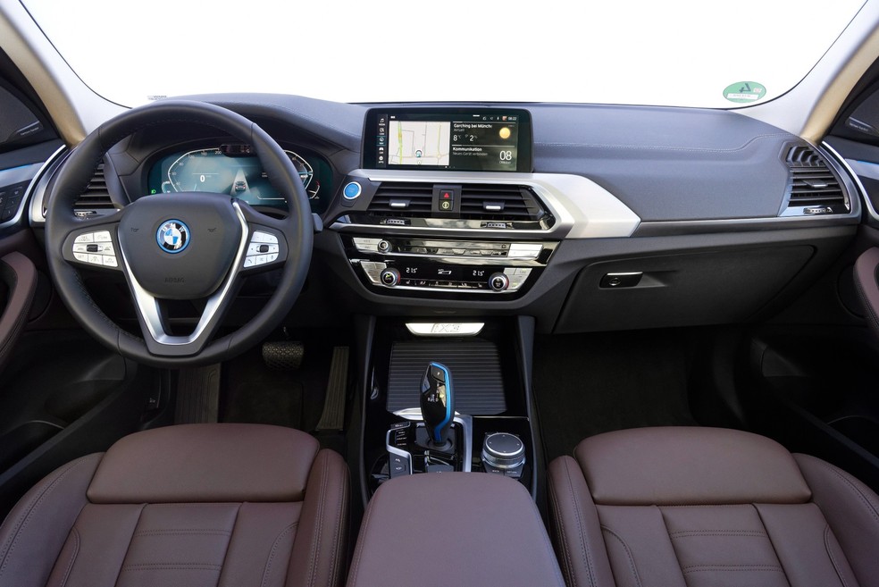 BMW iX3 tem interior quase igual ao do X3, mas reforça elementos em azul, como na manopla de câmbio, por exemplo — Foto: Divulgação