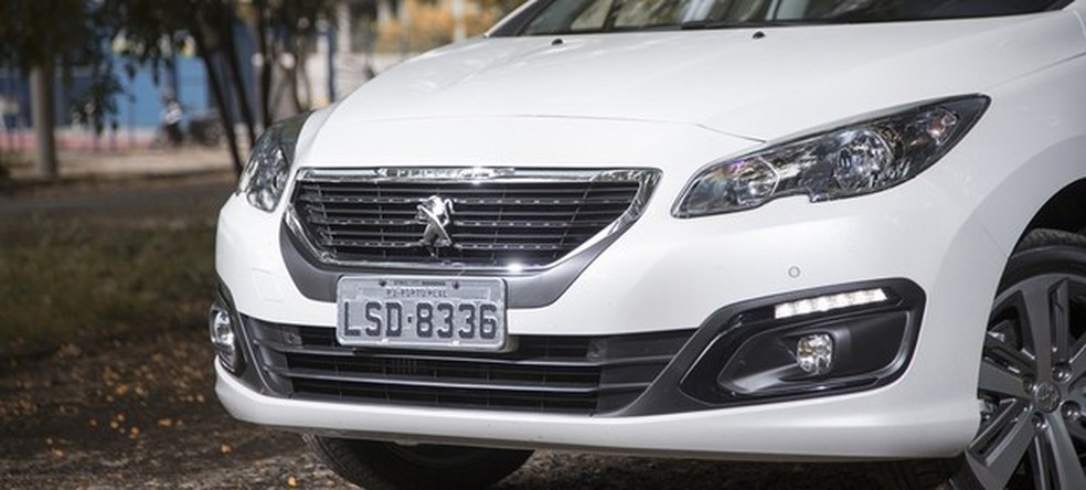 Detalhe da dianteira renovada do Peugeot 308 2016 (Foto: Fabio Aro / Auto News Brasil) — Foto: Auto Esporte
