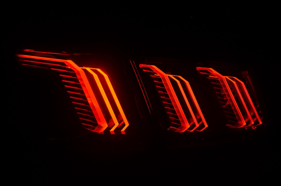 As lanternas são de LED e dividas em três blocos com três filetes cada — Foto: André Schaun 
