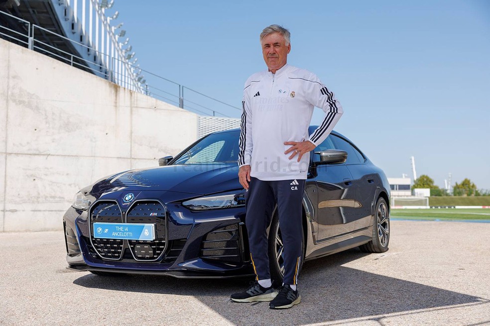 Carlo Ancelotti, técnico do Real Madrid, escolheu um BMW i4 — Foto: Reprodução/Real Madrid