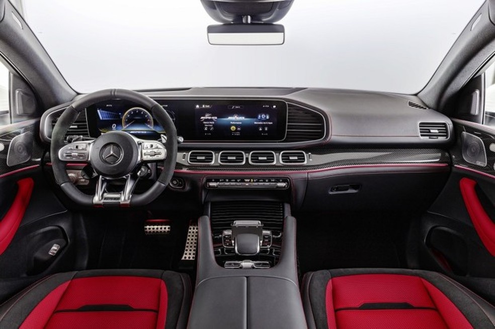 Interior do AMG 53 têm bancos e painel em vermelho (Foto: Daimler AG) — Foto: Auto Esporte