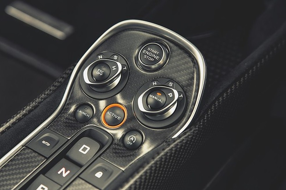 Console reúne botões do câmbio e ajustes de direção (Foto: Fabio Aro/Auto News Brasil) — Foto: Auto Esporte