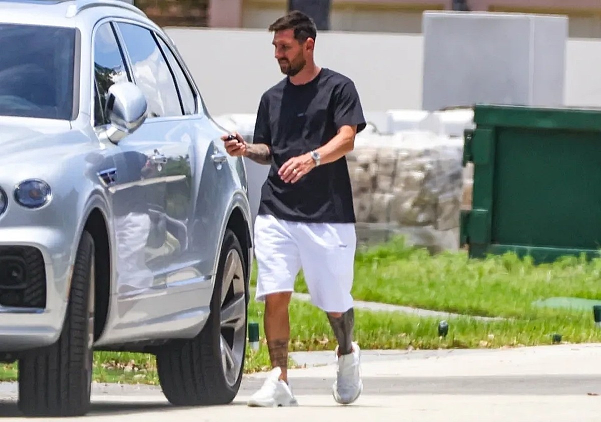 Messi tem coleção de carros que vai de Toyota a Ferrari e custa R$ 7 milhões