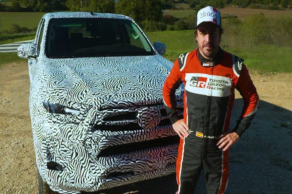 O carro foi dirigido ainda camuflado por ninguém menos que Fernando Alonso (Foto: Divulgação) — Foto: Auto Esporte