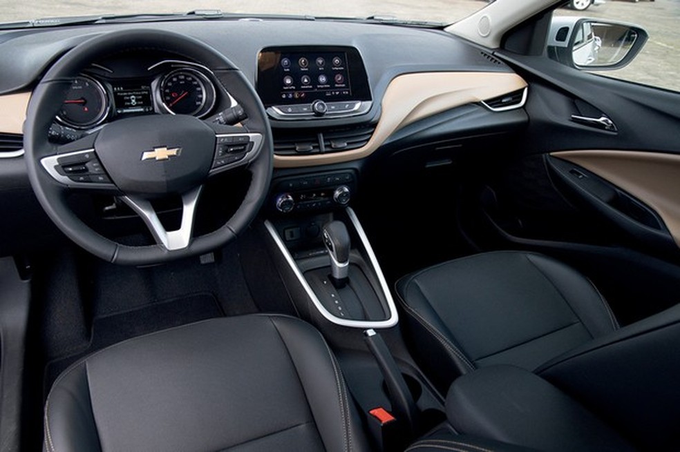 Teste: Chevrolet Onix Plus é mais rápido, econômico e barato que o VW Virtus