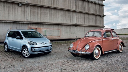 Novato Volkswagen up! encontra um veterano Fusca de 1955