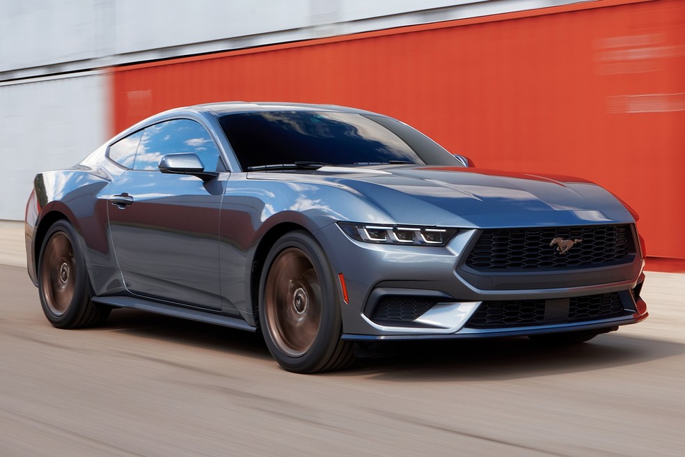 Ford Mustang 2024 tem faróis mas finos e grade mais retangular que no antecessor — Foto: Divulgação