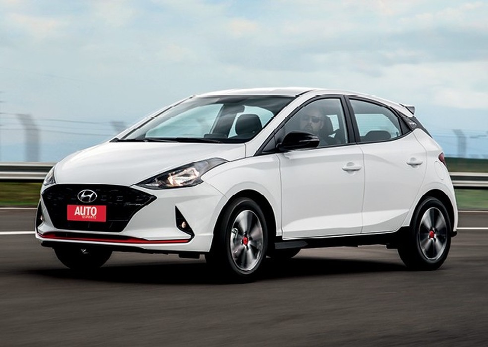 Hyundai HB20 Sport tem detalhes na cor vermelha saias laterais e aerofólio como diferenciais (Foto: Divulgação)