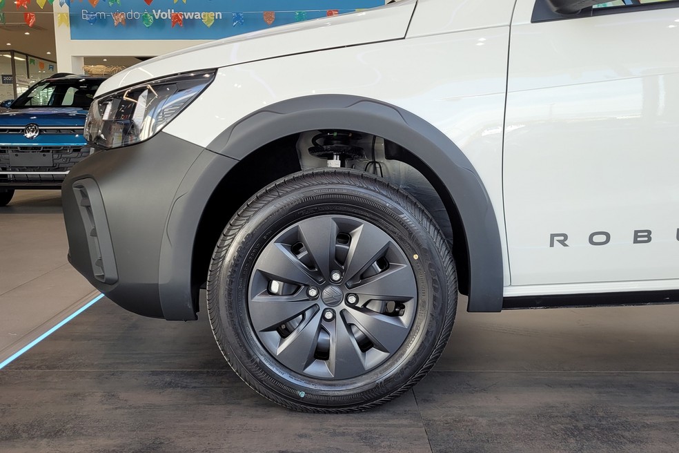 Rodas de aro 15 receberam calotas pintadas de preto — Foto: Lucas Cardoso/Auto News Brasil