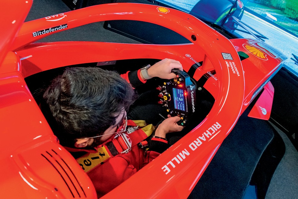 Simulador semiprofissional de Fórmula 1 em Maranello — Foto: Vitória Drehmer/Auto News Brasil