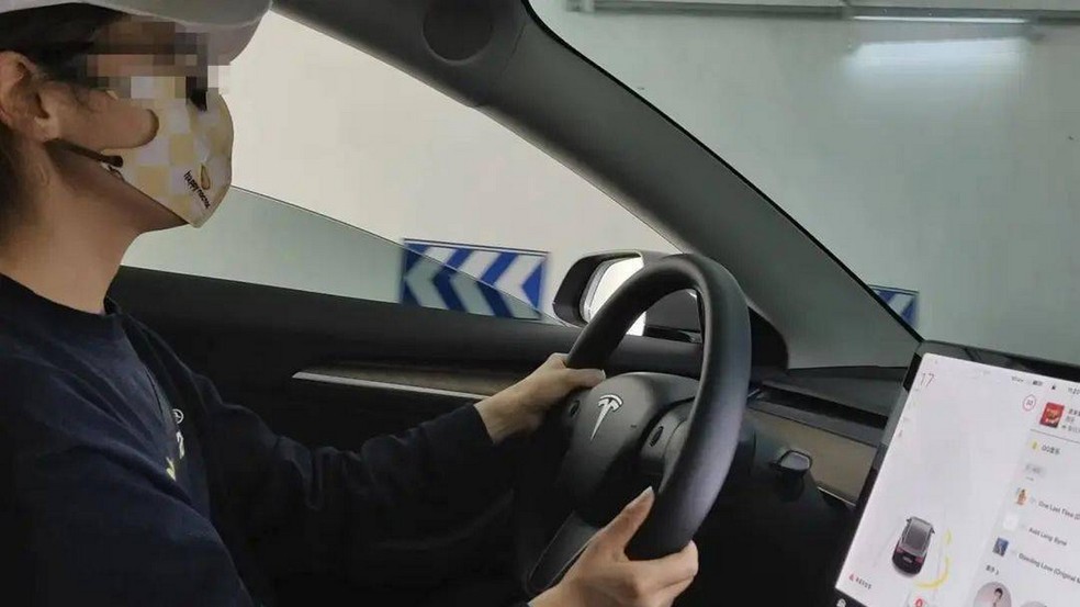 Dona de Tesla Model 3 enfrentou momentos de terror em seu carro "assombrado" — Foto: Reprodução/Chengdu Business Daily