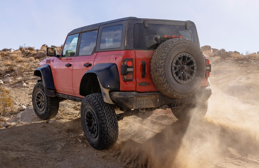 Suspensões de modelos de corrida no deserto têm curso maior no Bronco Raptor — Foto: Divulgação